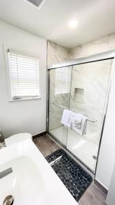 Koupelna v ubytování Close to the beach #2 Great 2 bedrooms condo