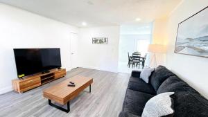 TV a/nebo společenská místnost v ubytování Close to the beach #2 Great 2 bedrooms condo