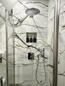 Ένα μπάνιο στο Le Paradis de Lucile, 2 chambres dans maison de charme, Giverny 10 mn