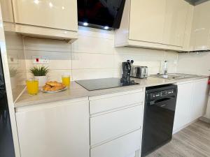 Kuchyň nebo kuchyňský kout v ubytování Horizon House, Stunning 2-Bedroom Flat 1, Parking, Netflix, Oxford