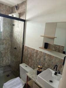Bilik mandi di FLAT 1 - Jardim Serrano - CASAL Wi-Fi Estacionamento SMART TV