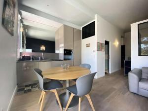 Η κουζίνα ή μικρή κουζίνα στο Résidence Royal Moulleau - T2 de standing à Le Royal Moulleau, vue Bassin MAE-9841