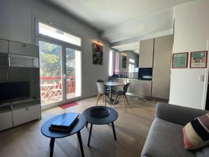 Μια τηλεόραση ή/και κέντρο ψυχαγωγίας στο Résidence Royal Moulleau - T2 de standing à Le Royal Moulleau, vue Bassin MAE-9841