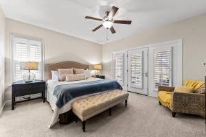 Un dormitorio con una cama y un ventilador de techo. en 2888 Old Drake Drive, en Seabrook Island