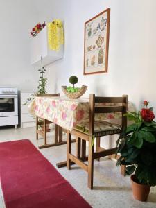 una sala da pranzo con un tavolo e due sedie di Rio Mare a Termoli