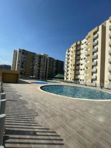 サンタ・マルタにあるSanta Marta Apartment with a poolの一部の建物の中央にスイミングプールがあります。