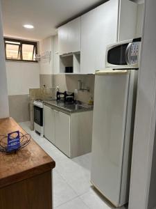 Η κουζίνα ή μικρή κουζίνα στο Flat 1Q Praia de Copacabana - Apto 202