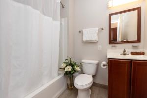 Koupelna v ubytování Brinton Suites + 37 fotografií