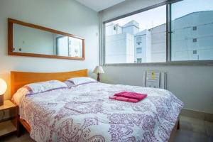 ein Schlafzimmer mit einem großen Bett mit einem großen Fenster in der Unterkunft Flat Praia de Copacabana - Pé na Areia in Rio de Janeiro