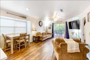 ブランソンにあるThe Cove 21-3 By SDC, Big Deck, Pool, Hot Tub, By Lake, No Stairsのテーブルとダイニングルームのあるリビングルーム +80枚の写真