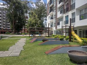 un patio de recreo con un tobogán en un parque en 504 T1 Beautiful apartment, en Guatemala