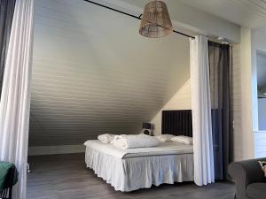 Postel nebo postele na pokoji v ubytování Medvik Högalid