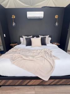 Postel nebo postele na pokoji v ubytování Experience Luxury Glamping at Ravines Edge Geo Glamping