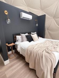 Postel nebo postele na pokoji v ubytování Experience Luxury Glamping at Ravines Edge Geo Glamping