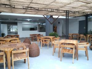 a room with wooden tables and chairs at Hotel Ayapel Paraiso in Ayapel