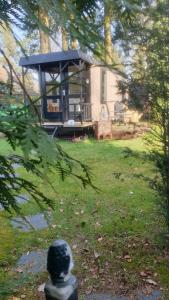 a house with a dome roof in a yard at Pipowagen Bed bij Bos in Putten