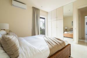 a bedroom with a large bed and a mirror at 2bd Sunny Condo Close To The Beach in Athens