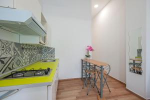 Η κουζίνα ή μικρή κουζίνα στο J&N Apartament La Palmera 2 +2 φωτογραφίες