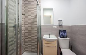 Ένα μπάνιο στο J&N Apartament La Palmera 2