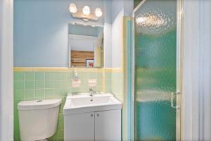Ένα μπάνιο στο Classic Charm- Retro 1950s Motel in St Augustine +1 φωτογραφίες