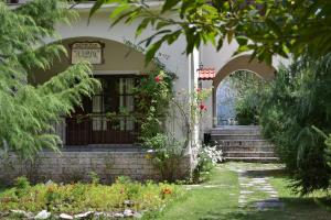 an entrance to a house with a mox sign on it at Ξενώνας Αλώνι-Guesthouse Aloni in Theodóriana
