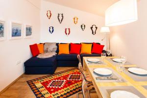 ein Wohnzimmer mit einem Tisch und einem blauen Sofa in der Unterkunft Haus Jakob in Bischofswiesen