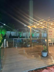 een patio met tafels en parasols in de nacht bij Villa Natal, cond villa das palmeiras in Jaboatao dos Guararapes