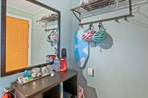 e bagno con lavabo, specchio e mobile con lavabo. di Dive into the 50s- Restored Motel in St Augustine a St. Augustine
