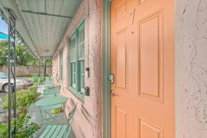 una porta che conduce a un portico con sedie e tavolo di Dive into the 50s- Restored Motel in St Augustine a St. Augustine