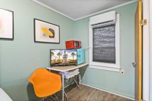 una stanza con una scrivania con un computer e una sedia di Dive into the 50s- Restored Motel in St Augustine a St. Augustine