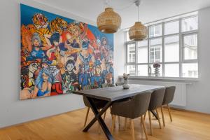 una sala da pranzo con un grande dipinto sul muro di Luxury Apartment in Reykjavik a Reykjavik