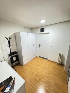Habitación vacía con armarios blancos y suelo de madera. en Apartment Dedić, en Sarajevo