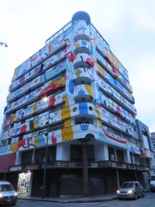 un bâtiment avec des voitures garées devant dans l'établissement Monoambiente Centrico, à Córdoba