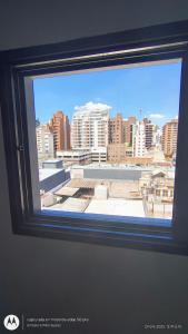une vue d'une ville depuis une fenêtre dans l'établissement Monoambiente Centrico, à Córdoba