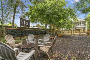 un groupe de chaises et de tables dans une cour dans l'établissement San Marco Villa Upper - Balconies Views BBQ, à Saint Augustine