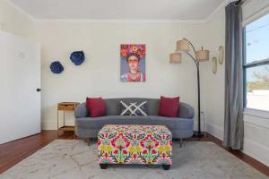 un salon avec un canapé et une table dans l'établissement San Marco Villa Upper - Balconies Views BBQ, à Saint Augustine