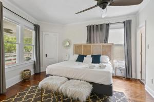 une chambre avec un grand lit avec des oreillers bleus dans l'établissement San Marco Villa Upper - Balconies Views BBQ, à Saint Augustine 35 autres photos