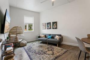 een woonkamer met een bank en een tafel bij San Marco Villa Duplex w Backyard BBQ & Firepit in St. Augustine