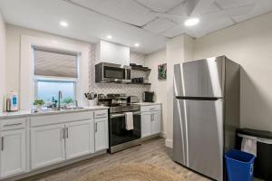 Kuchyň nebo kuchyňský kout v ubytování San Marco Ground Villa - Outdoor Spaces & BBQ