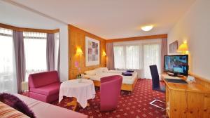 TV a/nebo společenská místnost v ubytování Hotel Schwarzenbergs Traube