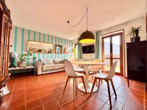 a living room with a table and chairs at Oh!megna in Omegna