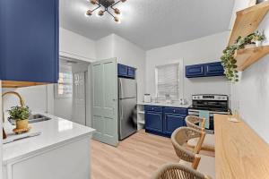 a kitchen with blue cabinets and a counter top at SUPER BOHO - LAKE TOHO FISHiNG CIVIC CeNTER in Kissimmee