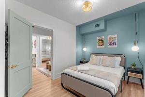 a bedroom with a bed and a blue wall at SUPER BOHO - LAKE TOHO FISHiNG CIVIC CeNTER in Kissimmee