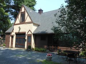 een huis met een tafel ervoor bij The Carriage House Loft in Kingston