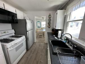 Brighton BeachにあるGreat Views For This Ocean Block Brighton Beach 1St Fl Duplex, Only 3 From Beach,no Streets To Cross, 14006のキッチン(白いコンロ、シンク付) +4枚の写真