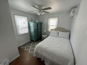 Brighton BeachにあるGreat Views For This Ocean Block Brighton Beach 1St Fl Duplex, Only 3 From Beach,no Streets To Cross, 14006のベッドと天井扇風機のある寝室