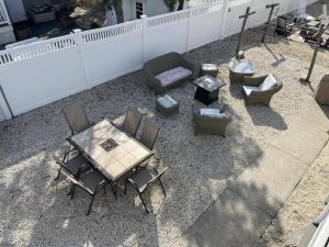 Brighton BeachにあるGreat Views For This Ocean Block Brighton Beach 1St Fl Duplex, Only 3 From Beach,no Streets To Cross, 14006のパティオ(テーブル、椅子、テーブル、椅子付)