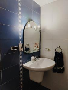 une salle de bain avec un lavabo et un miroir dans l'établissement Playa sol y arena, à Valence