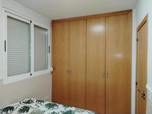 - une chambre avec des placards en bois et un lit dans l'établissement Playa sol y arena, à Valence