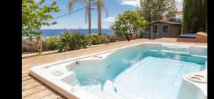 Kolam renang di atau dekat dengan Villa La Fadette-Swimming pool-Jacuzzi-Sea view-AC-Farniente